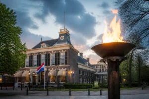 Bevrijdingsvuur aangestoken bij historisch Hotel De Wereld in Wageningen