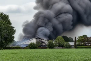 Schuurbrand veroorzaakt grote rookontwikkeling in Lunteren