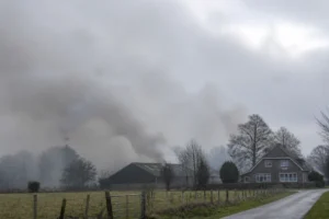Schuurbrand zorgt voor veel rookontwikkeling in Lunteren